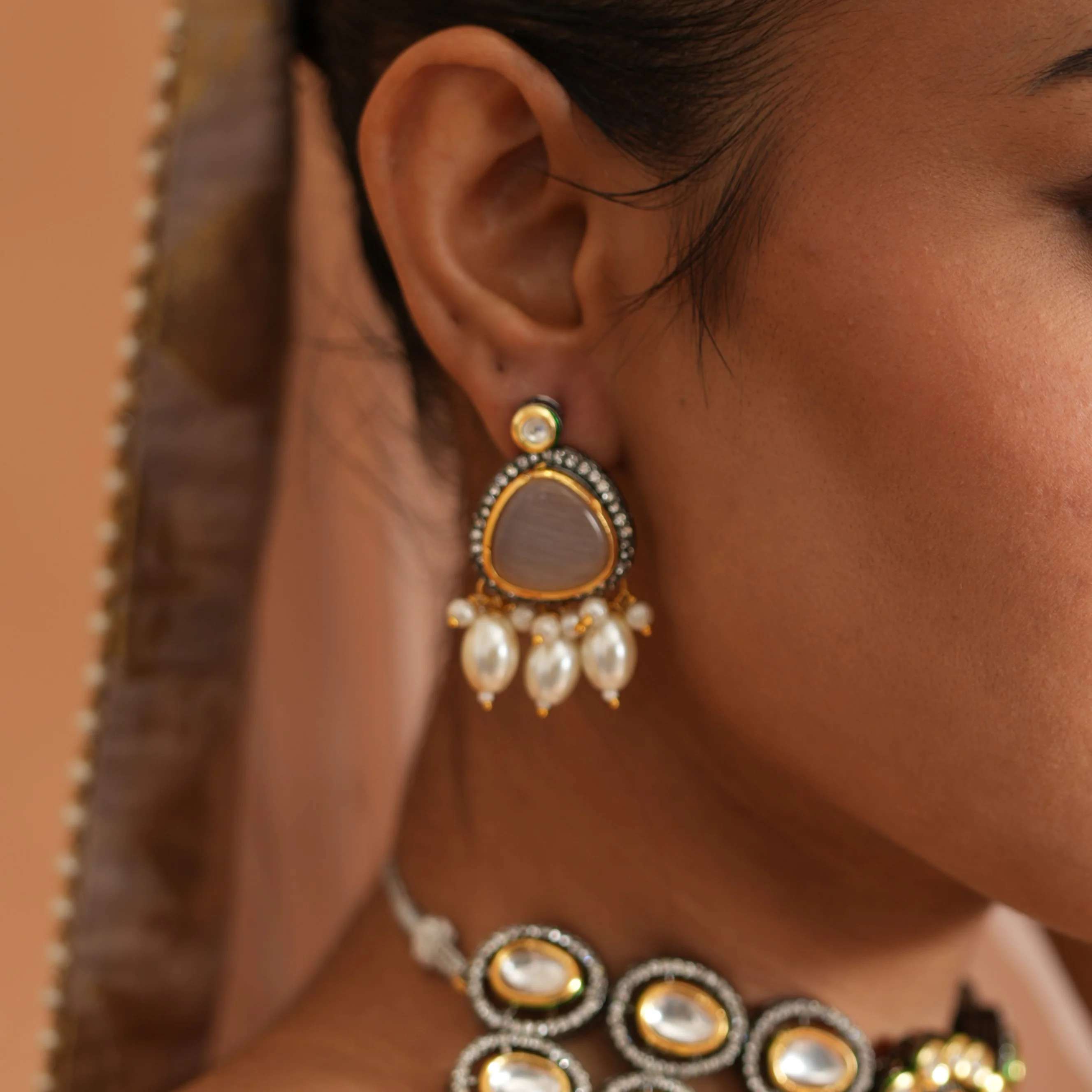 Devyani Kundan Necklce Set-Golden - Image 3