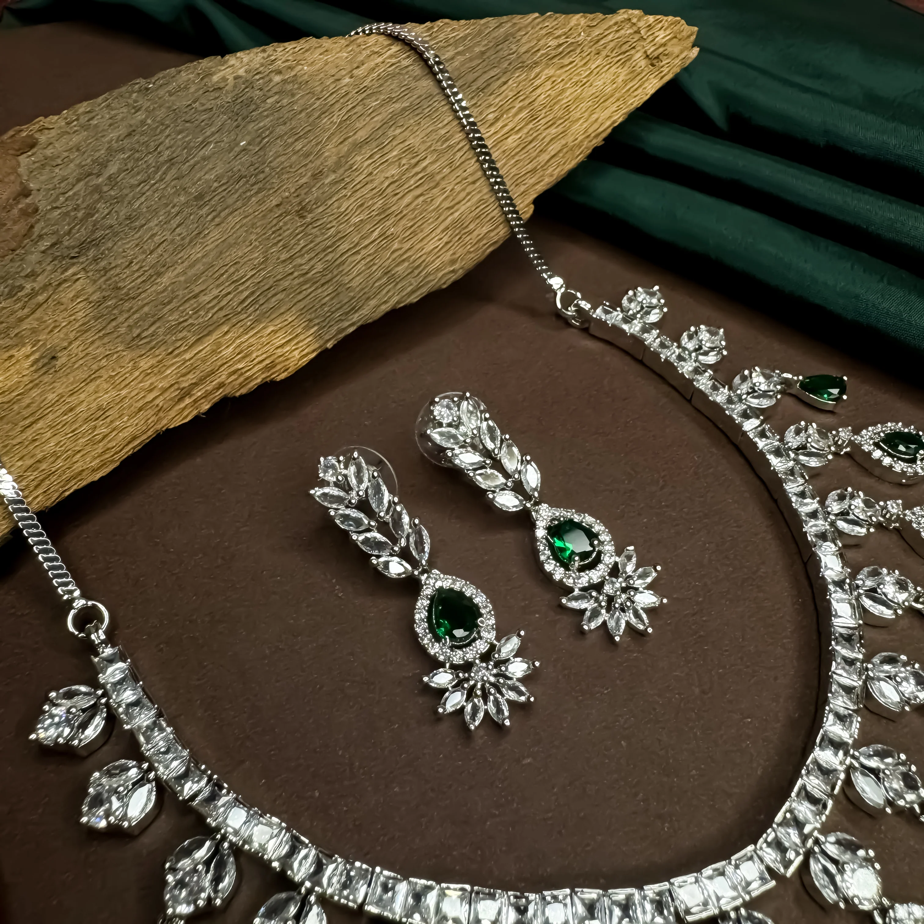 Nilofer AD Necklace Set - Emerald Green - Image 5